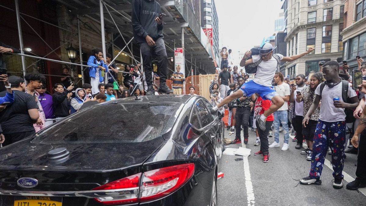 Influenecer Kai Cenat'ın yapacağını duyurduğu çekiliş için Manhattan'daki Union Square'de toplanan takipçileri kaos yarattı