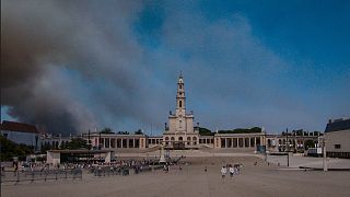 Rauchschwaden über dem Platz mit der Marienstatue im Wallfahrtsort Fátima, 05. August 2023.