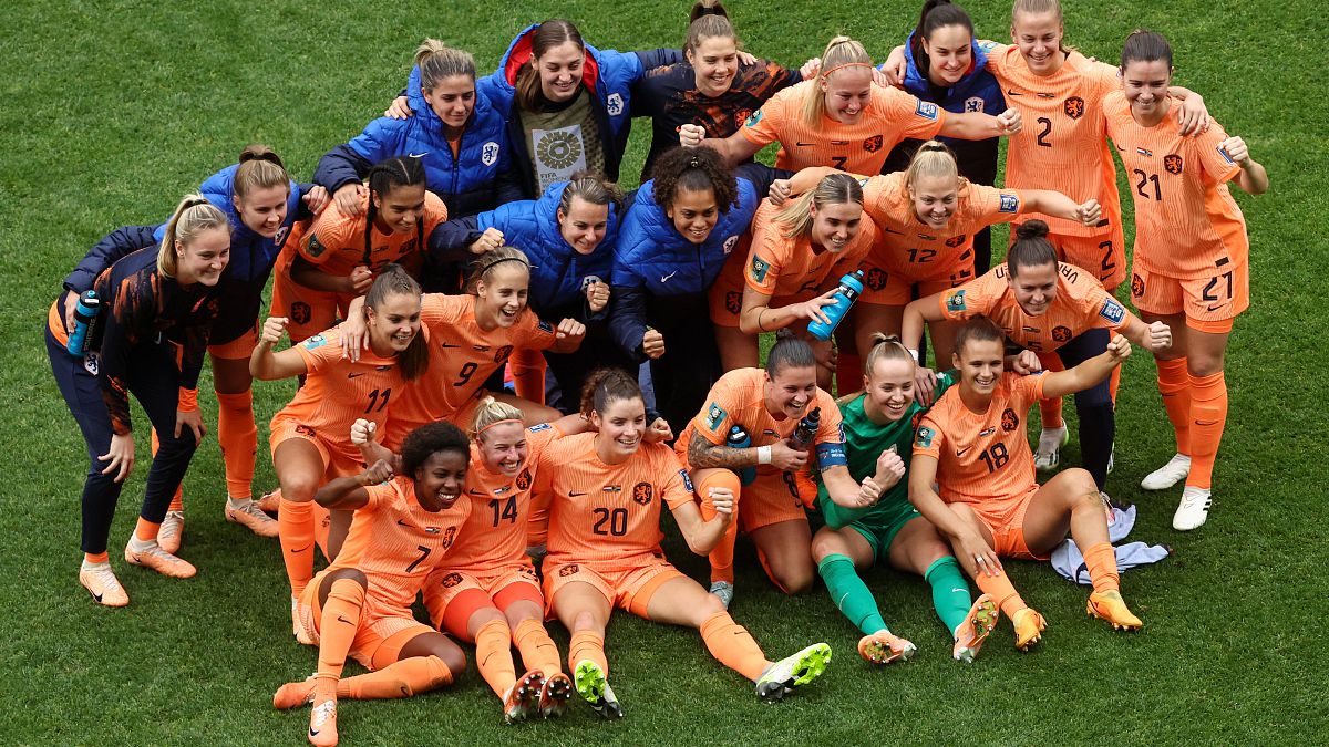 Jogadoras holandesas festejam a vitória no jogo frente à África do Sul nos oitavos de final do Campeonato do Mundo Feminino Futebol no Estádio de Sydney, a 6 de agosto de 2023