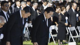 Bei der Gedenkfeier in Hiroshima verneigen sich die Teilnehmer.