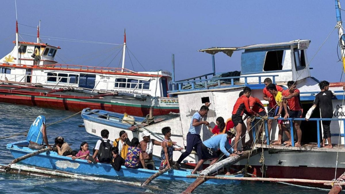 Imagen del rescate de algunos de los ocupantes de la embarcación hundida en Filipinas