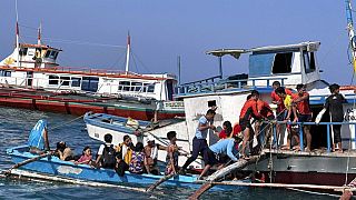 Imagen del rescate de algunos de los ocupantes de la embarcación hundida en Filipinas