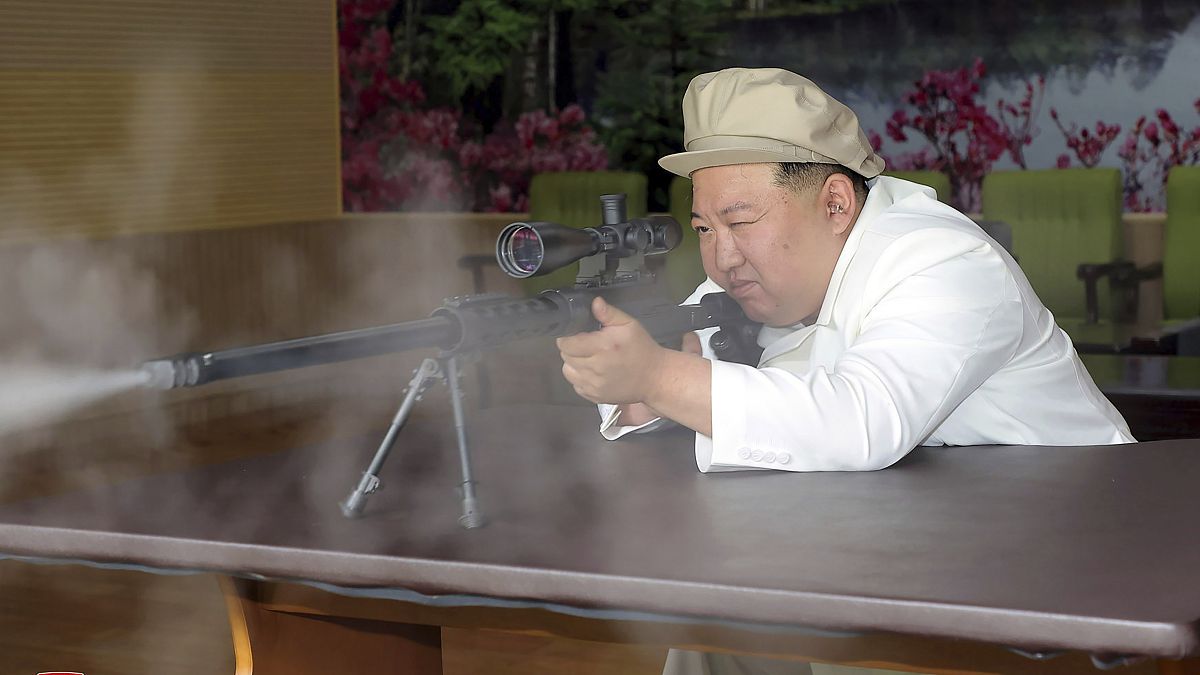 الزعيم الكوري الشمالي يحمل بندقية أثناء تفقده لمصنع ذخيرة