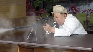 الزعيم الكوري الشمالي يحمل بندقية أثناء تفقده لمصنع ذخيرة