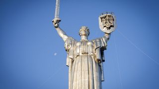 Ein Dreizack, das Symbol der Ukraine, schmückt die Statue jetzt.