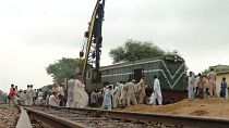 فنيون باكستانيون يعملون على إصلاع عطل في أحد القطارات في كراتشي