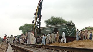 فنيون باكستانيون يعملون على إصلاع عطل في أحد القطارات في كراتشي