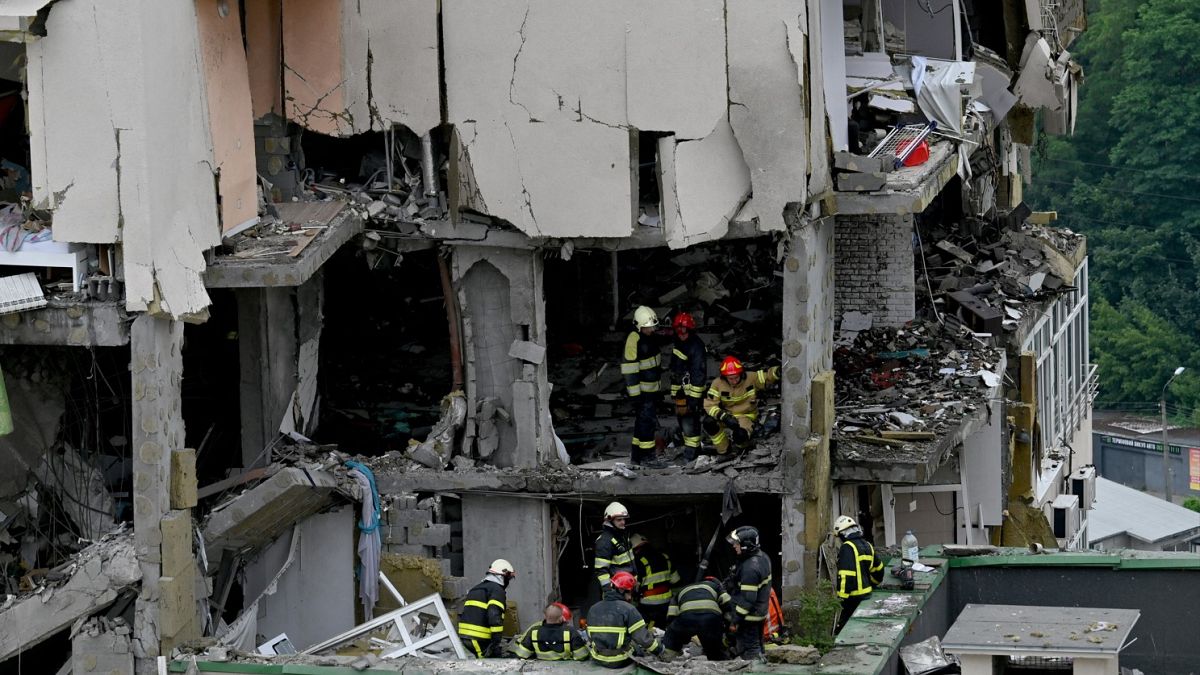 Durch Bombardierung beschädigtes Gebäude in der Ukraine
