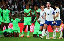 Jogadoras inglesas festejam a vitória nas grandes penalidades frente à Nigéria, no Estádio de Brisbane, em Brisbane, a 7 de agosto de 2023