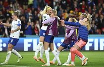 Сборная Англии празднует выход в четвертьфинал ЧМ по футболу среди женщин