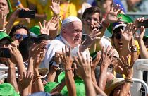 Papst Franzikus umgeben von den Gläubigen, die am Weltjugendtag in Lissabon teilnahmen. 