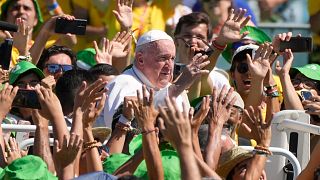 Papst Franzikus umgeben von den Gläubigen, die am Weltjugendtag in Lissabon teilnahmen. 