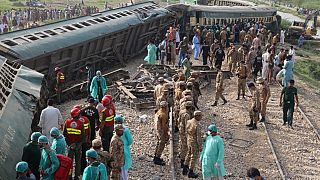 Descarrilamiento de 10 vagones de un tren en Pakistán