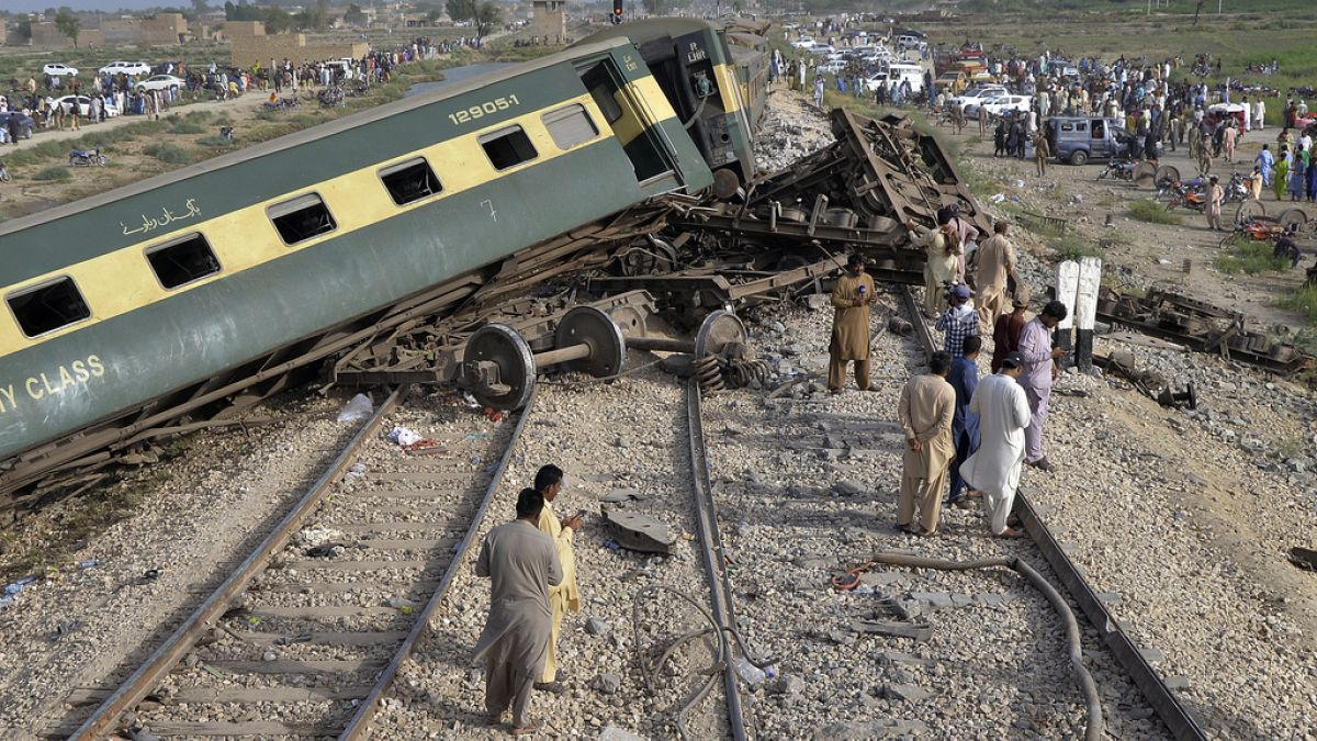Pakistan'da yolcu treni raydan çıktı: 30 kişi öldü, 60 kişi yaralandı