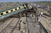 Pakistan'da yolcu treni raydan çıktı: 30 kişi öldü, 60 kişi yaralandı