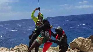 Die italienische Küstenwache rettet schiffbrüchige Migranten vor der italienischen Mittelmeerinsel Lampedusa