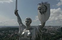 نماد روی مجمسه یادبود اوکراین تغییر می‌کند