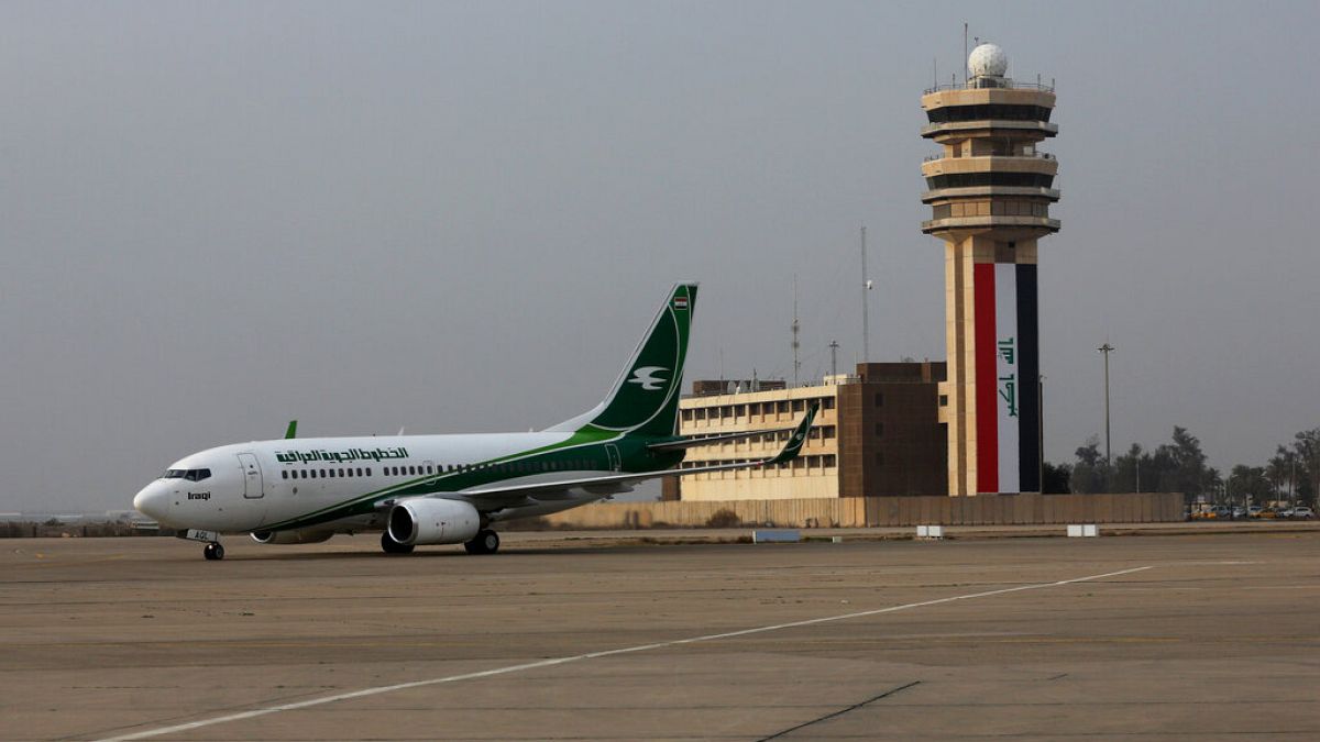 Bağdat Havaalanından kalkmak için hazırlanan Irak Havayolları'na ait bir uçak/ Arşiv