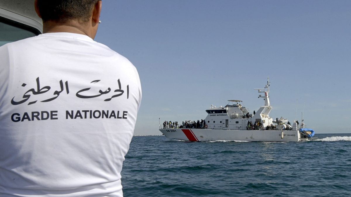 قال الحرس الوطني في بيان "انتشال 10 جثث في 48 ساعة الأخيرة من طرف وحدات الحرس البحري بسواحل اللواتة" في شمال صفاقس