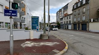 موقع الحادث المروري حيث اصطدمت دراجة الشابين النارية بسيارة، ليموج، فرنسا، 6 أغسطس 2023