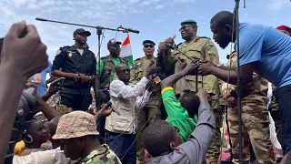 Mohamed Toumba, einer der Generäle, die den nigrischen Präsidenten Mohamed Bazoum gestürzt haben, spricht vor Anhängern der Militärjunta in Niamey