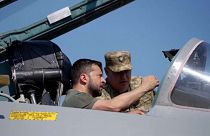 Zelenski en un avión de combate ucraniano