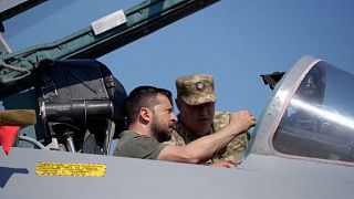 Zelenski en un avión de combate ucraniano