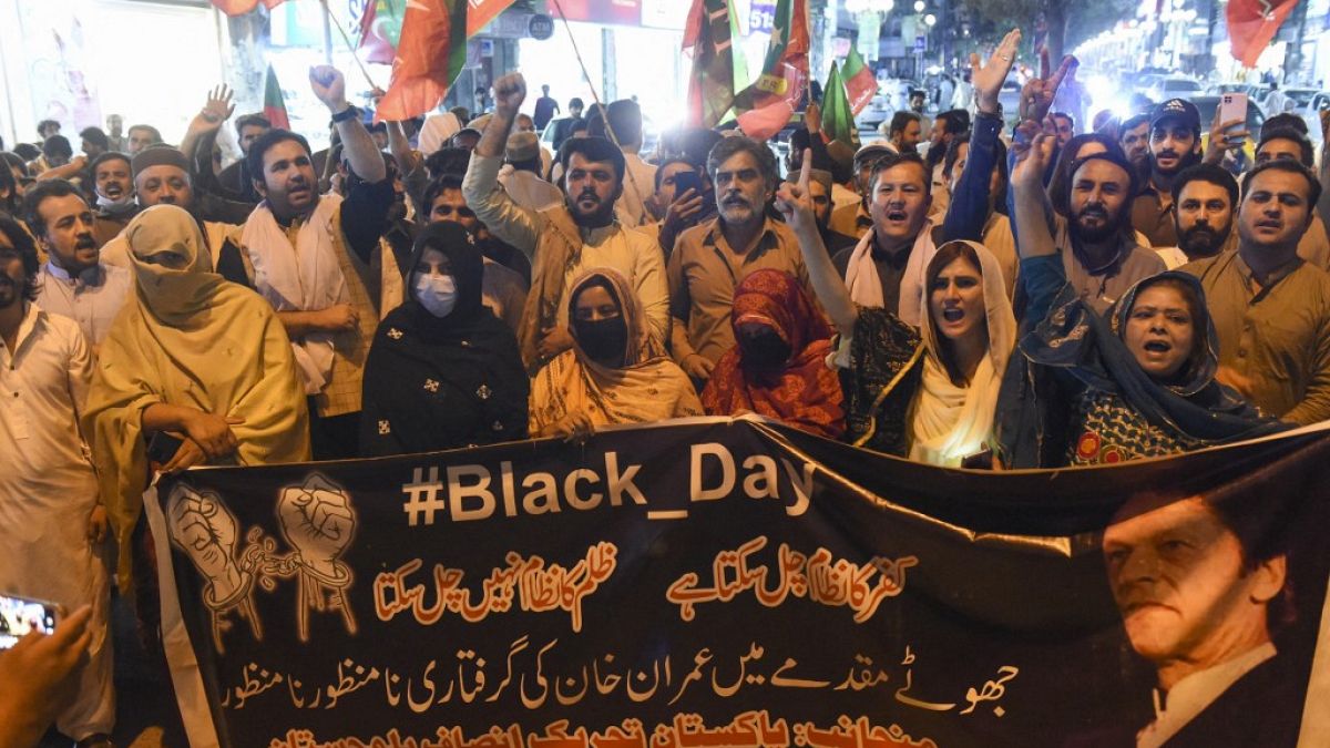 Сторонники бывшего премьер-министра Пакистана Имрана Хана выкрикивают антиправительственные лозунги во время акции протеста в Кветте 5 августа 2023 года. 