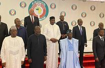 Le président du Nigeria, Bola Ahmed Tinubu, deuxième en partant de la gauche, avec d'autres dirigeants de la Cédéao à Abuja, au Nigeria, dimanche 30 juillet 2023.