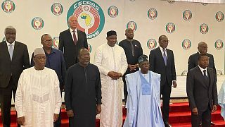 Le président du Nigeria, Bola Ahmed Tinubu, deuxième en partant de la gauche, avec d'autres dirigeants de la Cédéao à Abuja, au Nigeria, dimanche 30 juillet 2023.