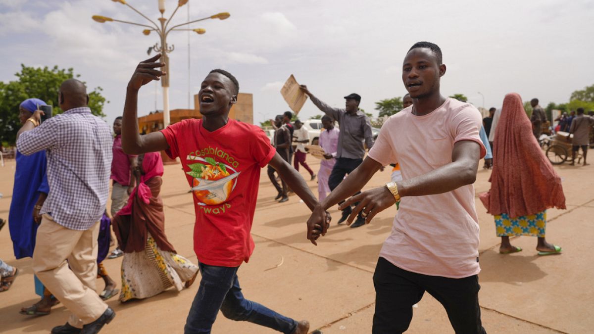 A katonai junta támogatói a nigeri főváros utcáján