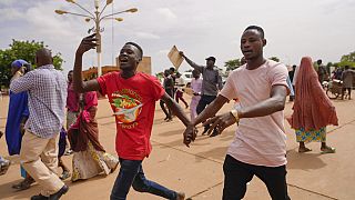 A katonai junta támogatói a nigeri főváros utcáján