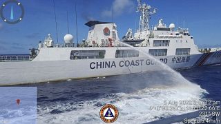 الفلبين تستدعي السفير الصيني احتجاجا على إطلاق خراطيم مياه على زوارقها
