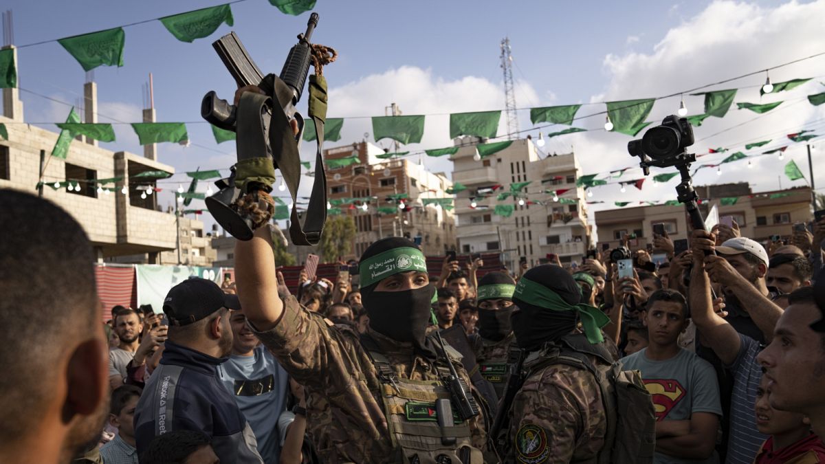 A Hamász fegyverbemutatóján a Gázai-övezetben
