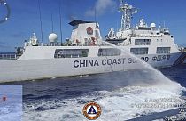 Chinesische Küstenwache setzt Wasserwerfer gegen ein Schiff der philippinischen Küstenwache ein