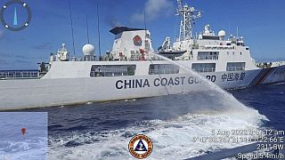 Σκά��ος του κινεζικού λιμενικού πυροδοτεί κανόνι νερού εναντίον σκάφος των Φιλιππίνων