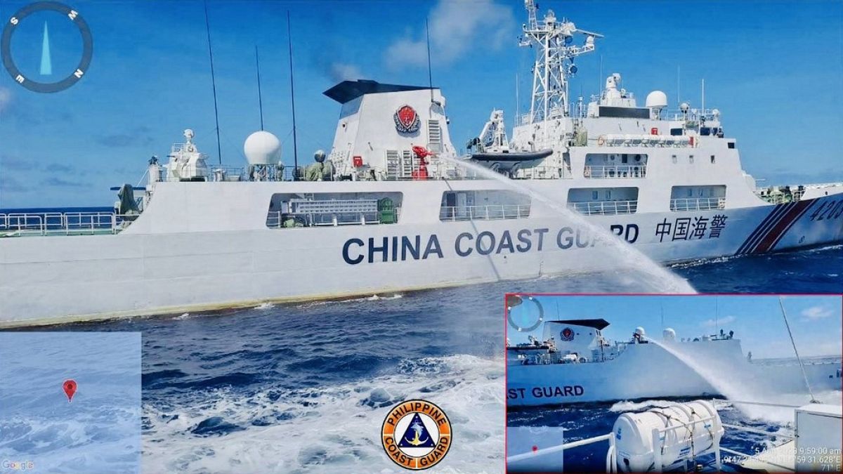 Ce documentpublié par les gardes-côtes philippins le 6 août 2023 montre un navire des gardes-côtes chinois tirant au canon à eau sur un navire des gardes-côtes philippins.