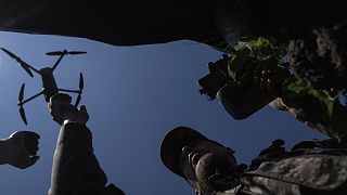 Fotónk illusztráció: ukrán katona drónt indít a Bahmut melletti orosz állások fölé