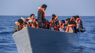 Afrikai migránsok egy kis csónak fedélzetén a Földközi-tengeren