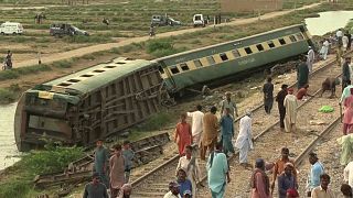 Volunteers help following train crash in Pakistan