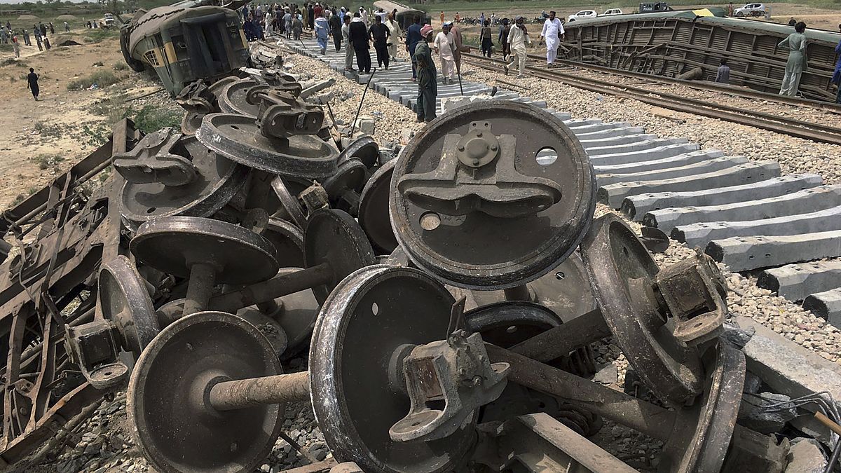 Arbeiter reparieren ein Gleis an der Stelle, an der am Sonntag ein Zug entgleist war