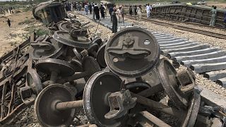 Arbeiter reparieren ein Gleis an der Stelle, an der am Sonntag ein Zug entgleist war