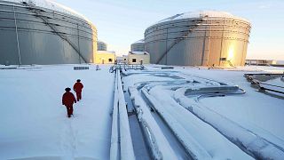 کارگران خطوط لوله و مخازن ذخیره نفت را در طول خط لوله نفت خام چین و روسیه بازرسی می‌کنند.