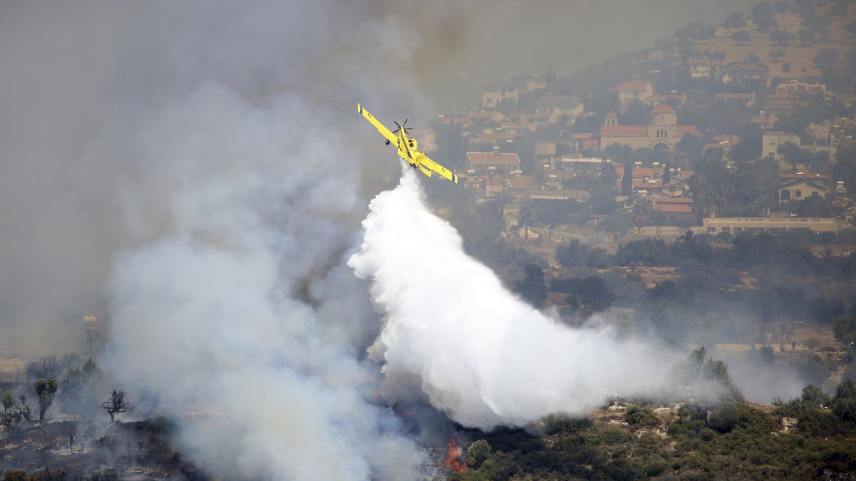 Ein Löschflugzeug bekämpft einen Brand in der Nähe von Limassol