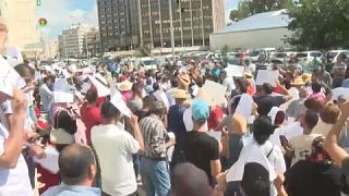 Sztájkoló pékek a tuniszi minisztérium előtt 2023. augusztus 7-én