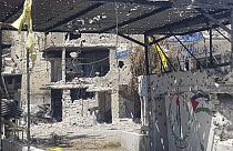 منازل مخترقة بالرصاص بعد الاشتباكات الدامية بين الفصائل الفلسطينية في مخيم عين الحلوة للاجئين الفلسطينيين بالقرب من ميناء صيدا الجنوبي، لبنان، الخميس 3 أغسطس 2023