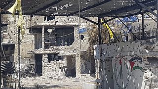 منازل مخترقة بالرصاص بعد الاشتباكات الدامية بين الفصائل الفلسطينية في مخيم عين الحلوة للاجئين الفلسطينيين بالقرب من ميناء صيدا الجنوبي، لبنان، الخميس 3 أغسطس 2023