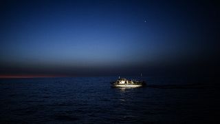 قارب محمل بالمهاجرين بالقرب من جزيرة لامبيدوزا الإيطالية