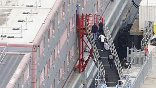 Asylsuchende gehen an Bord der "Bibby Stockholm" im südenglischeh Hafen von Portland