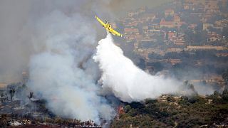 Un avion largue de l'eau sur un incendie à Apesia, un village semi-montagneux près de Limassol, au sud-ouest de Chypre, lundi 7 août 2023.